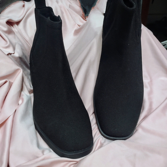 Viviana Black Ankle Boots - Picture 2 of 3
